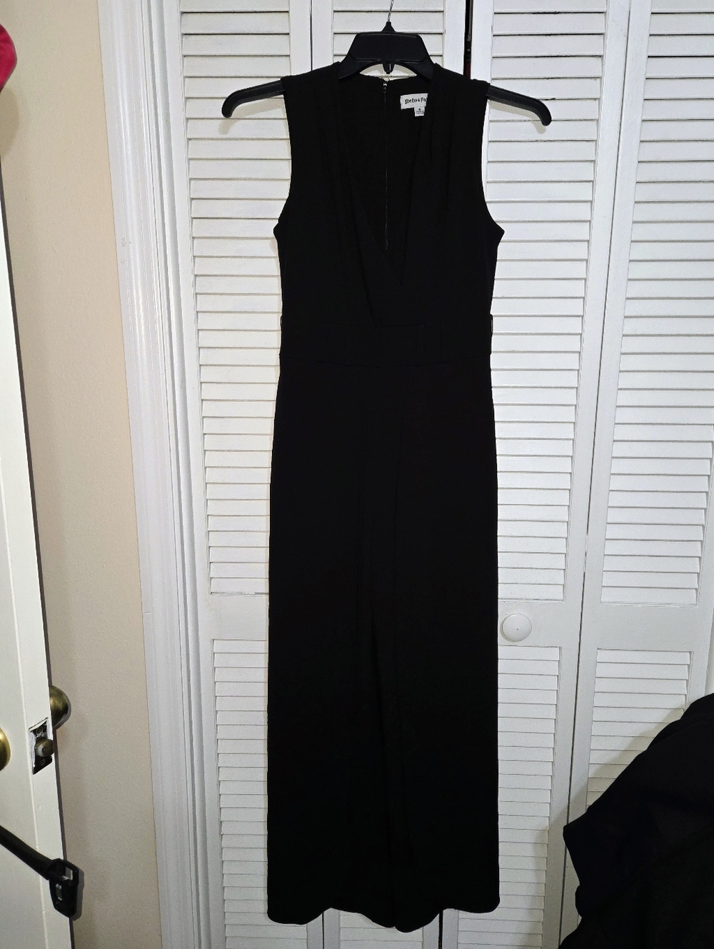 Shelby & Palmer Women's 6 Black Sleeveless V-Neck Jumpsuit